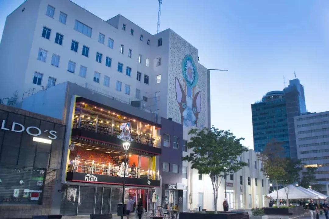 Edificios comerciales y residenciales en el centro de Chihuahua con actividad urbana.