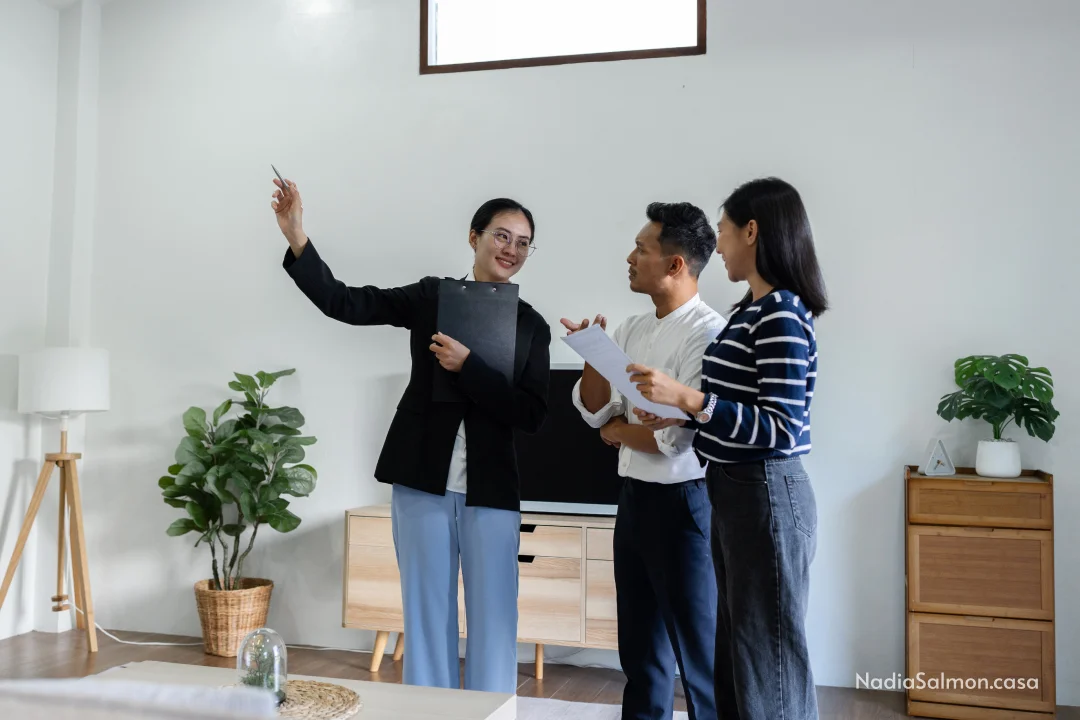 Agente imobiliaria muestra casa a pareja joven en Chihuahua Capital