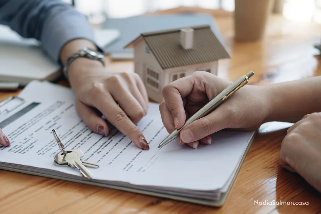 Firma de papelería en cierre de venta inmobiliaria
