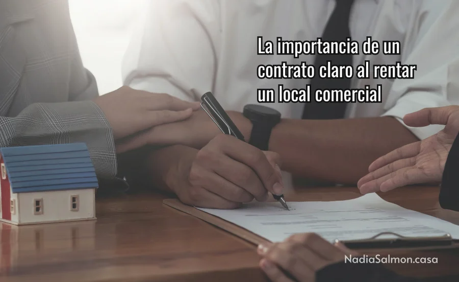 Portada del artículo: Manos de cliente firmando un contrato comercial con un agente inmobiliario en una oficina moderna.
