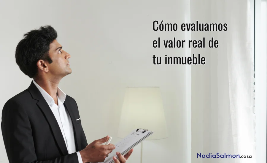 Portada del artículo: Agente inmobiliaria tomando notas y midiendo detalles en una propiedad residencial para valoración.